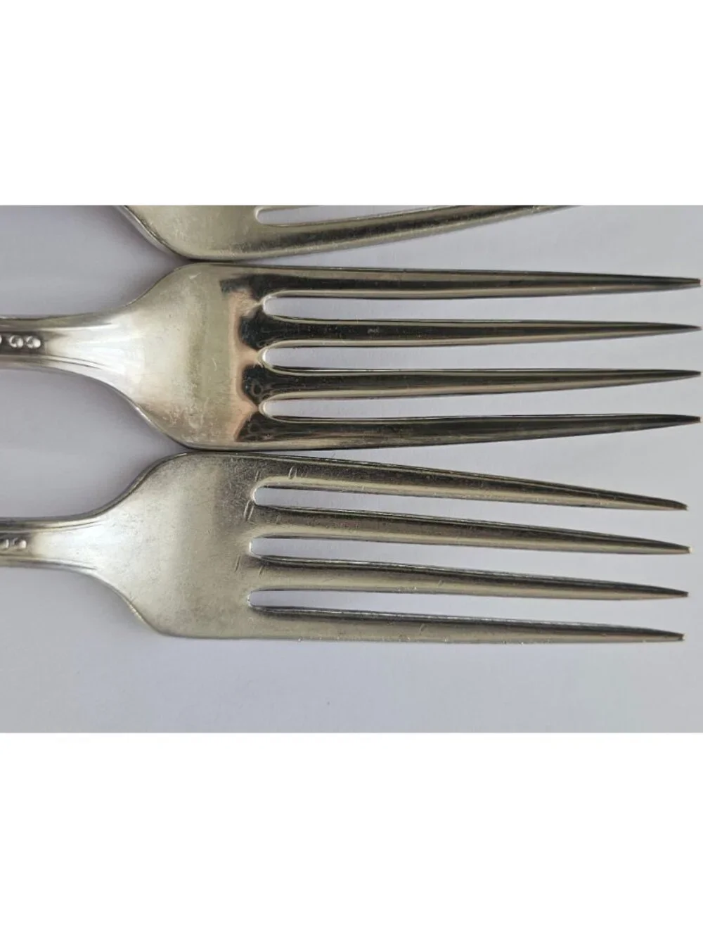 4 Oneida Queen Bess II Dinner Fork 7.5